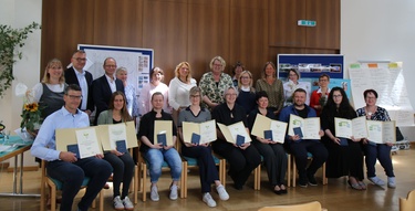 Titelbild: Zertifikate an Absolventen des 1. Qualifizierungs- und Mentoringprogramms übergeben
