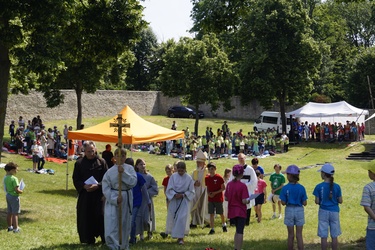 Titelbild: Frieden erleben, Gemeinschaft gestalten – Grundschulwallfahrt mit zukunftsweisender Kooperationsvereinbarung