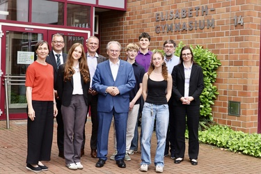 Titelbild: „Die Freiheit ehren“ – Ministerpräsident Dr. Reiner Haseloff im Gespräch mit Schülerinnen und Schülern des Elisabeth-Gymnasiums