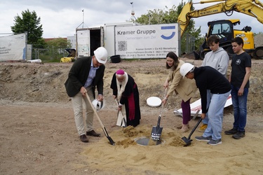 Titelbild: Grundsteinlegung für Neubau der St. Mauritius-Sekundarschule: Katholisches Schulzentrum Halle auf Zukunftskurs – Bildungsort wächst mit dem Neubau weiter